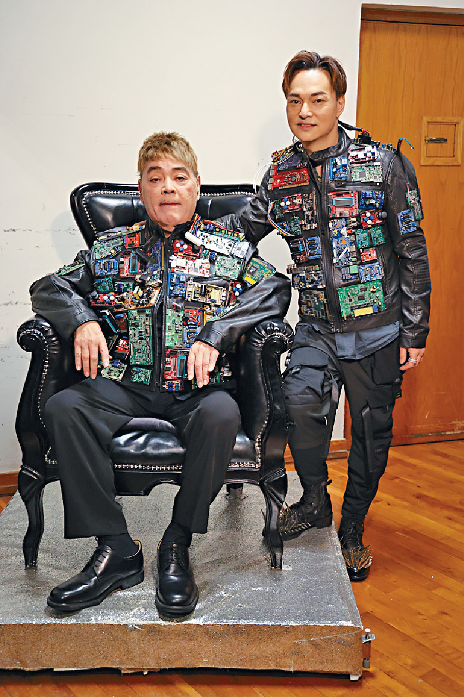 ■好友方俊亦做埋张伟文服装设计，呢套收音机电路板衫带出cyber嘅感觉。
