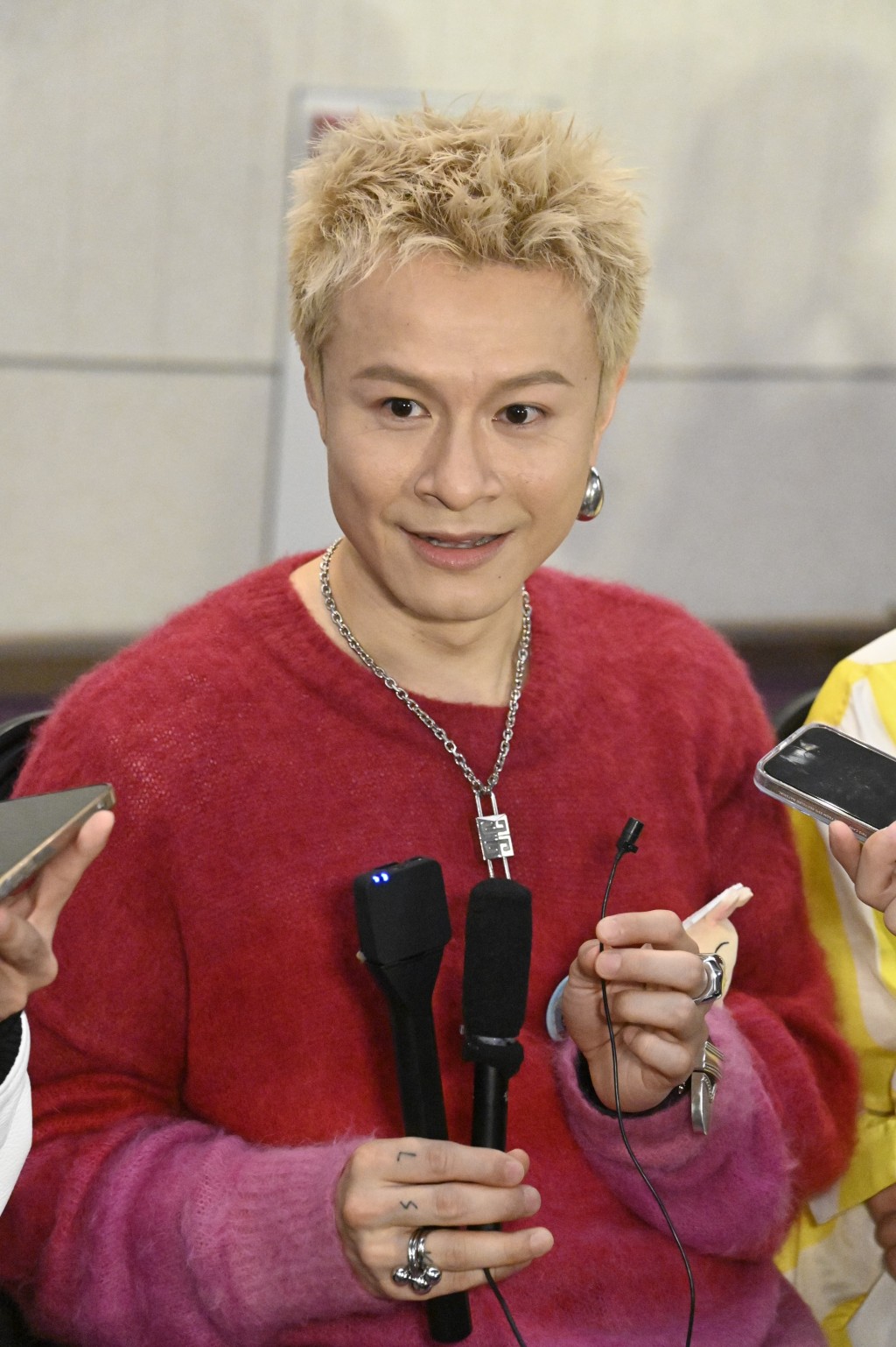 陳健安笑指唔知自己份約幾時完。 陳健安笑指唔知自己份約幾時完。