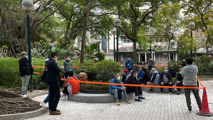 荃灣德華公園一批長者，涉嫌違反限聚令被捕。資料圖片