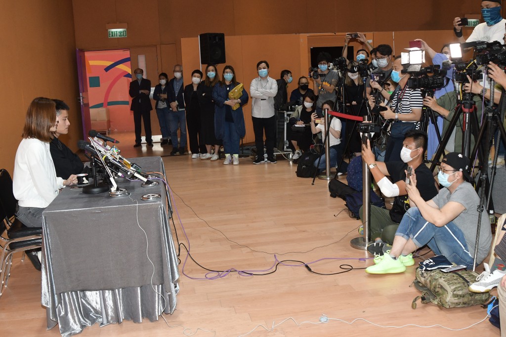 朱智贤被爆背男友谢东闵与黎振烨在「车厢偷食」后举行记者会。
