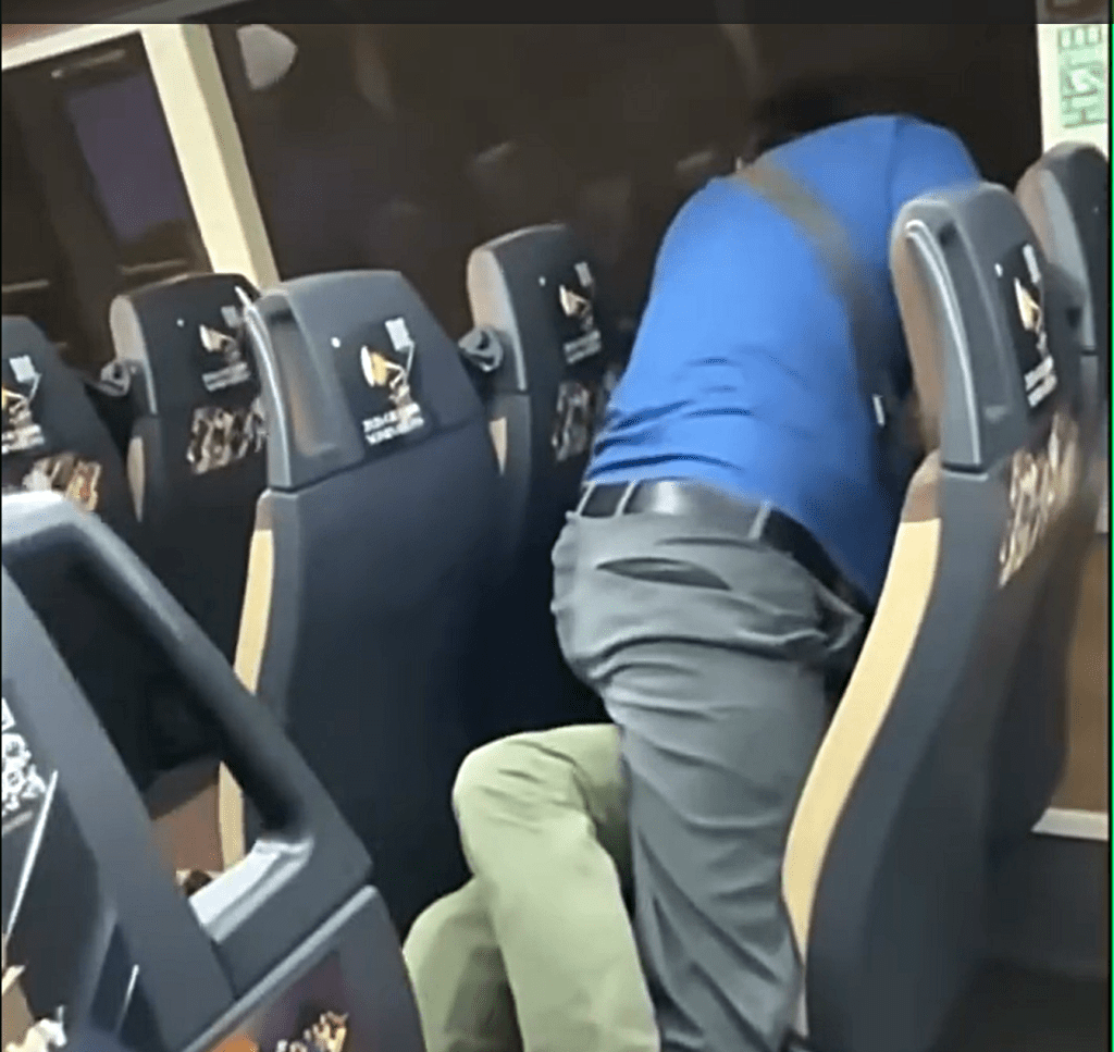 蓝衫男按住对方狂打。fb：车cam L（香港群组）