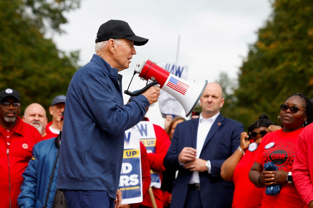 美國總統拜登周二到密歇根州一個通用汽車零部件分銷中心外，會見參與罷工的工人。路透社