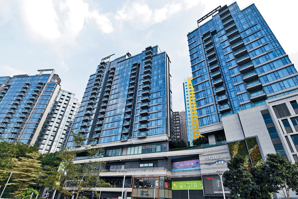 小斯去年10月斥1.368億元購入新地旗下北角海璇II一伙高層平台特色戶連雙車位，呎價64,589元。