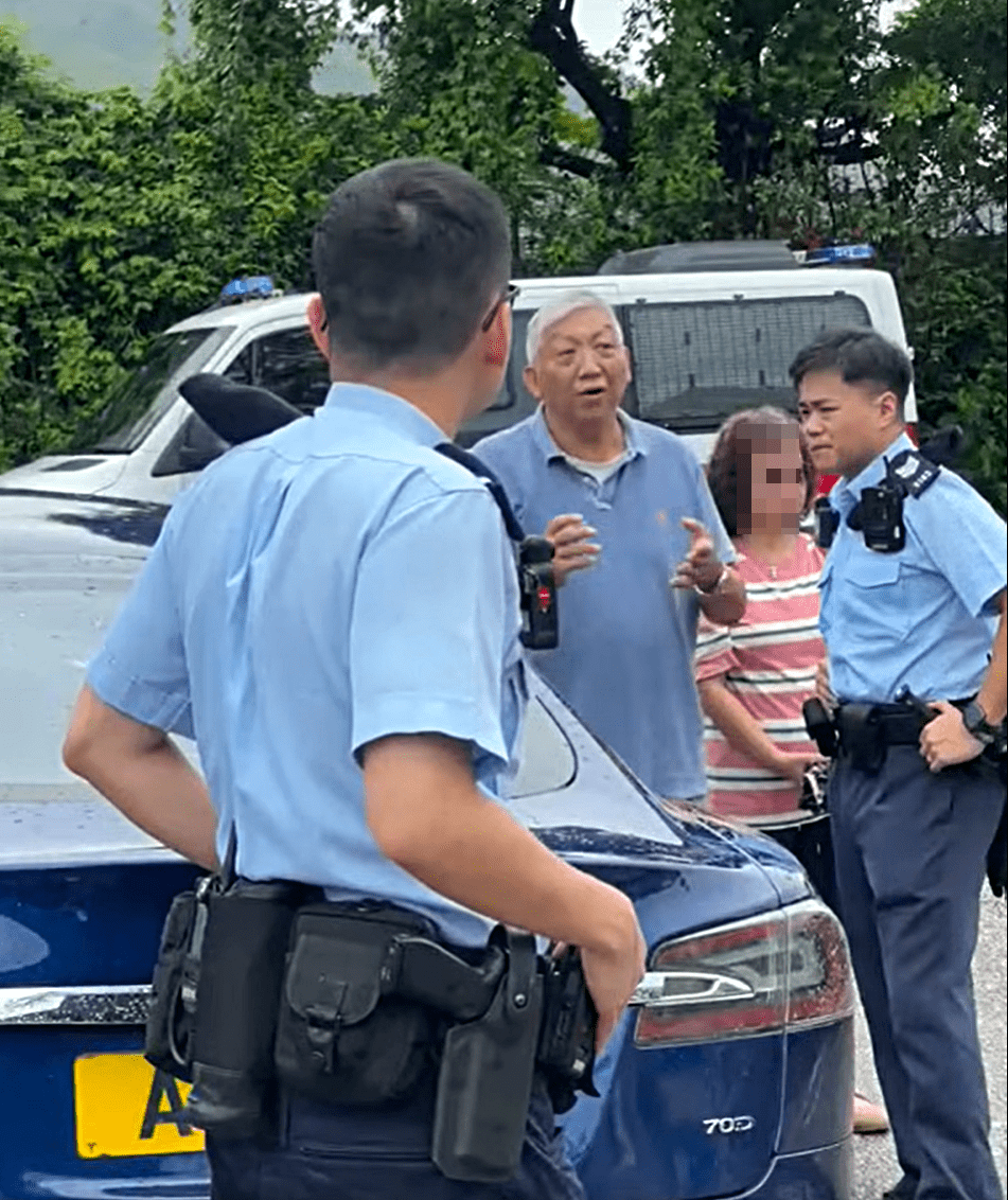 崔老闆向警員解釋事件始末。fb：盡在元朗