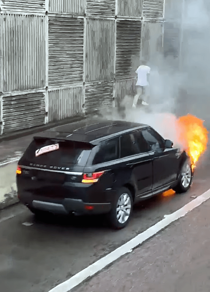 私家車車頭起火。fb：香港公共交通智庫