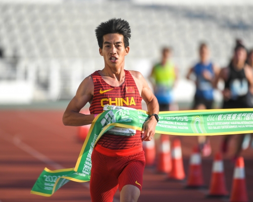 中國選手楊紹輝，以 2 小時 13 分 04 秒奪得男子組全程馬拉松金牌。 公關圖片