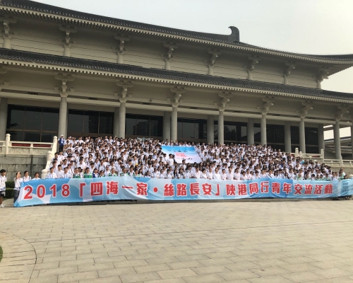 港青交流團在陝西博物館合影。招淑英攝