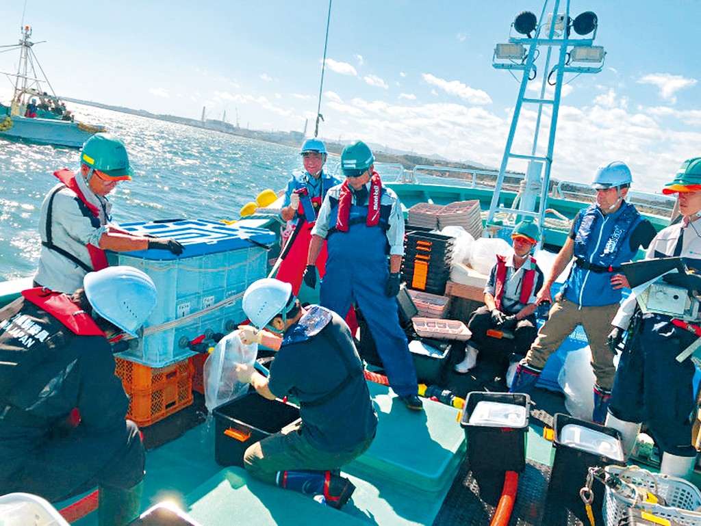 中國等利益攸關國專家到日本福島海域採樣。