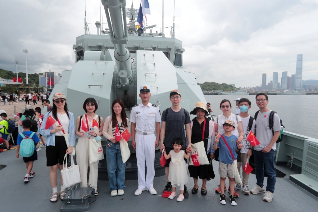 香港市民參觀艦艇。駐港部隊圖片