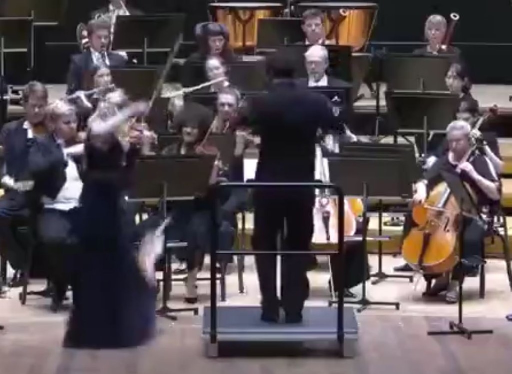 身价逾2700万港元的18世纪小提琴被击中跌落地。 Sinfonia Lahti影片截图