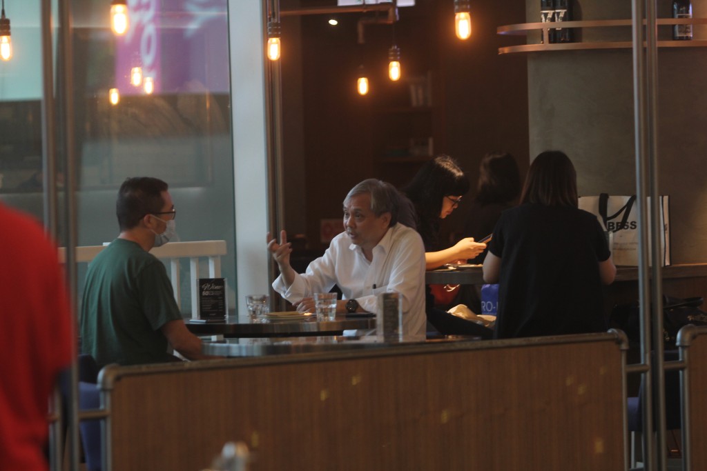 陳嘉上（右）相約友人High tea吹水。