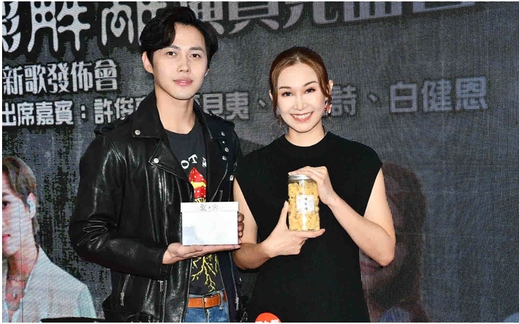 麥貝夷出新歌，Lincoln即場送上香薰及潤喉糖給她。