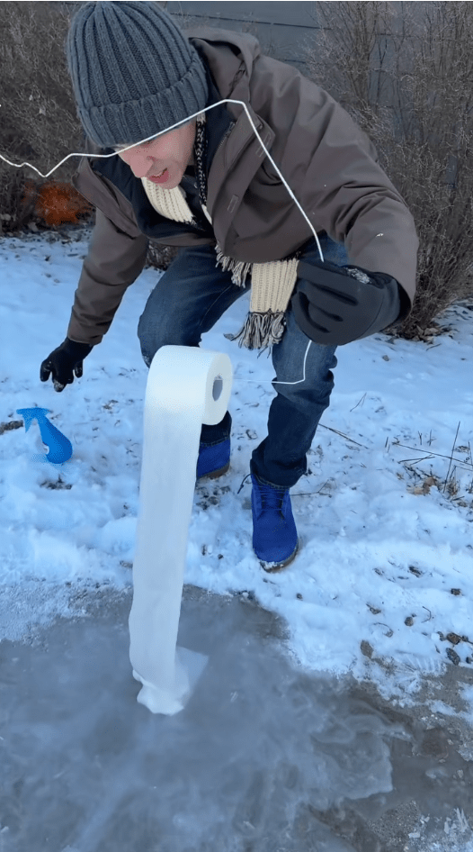 有人進行類似麥德梅的物件凝結實驗,先用衣架和梯子架起廁紙,然後向廁紙噴水,很快廁紙便凝固定型。fb@JustinFlom 有人進行類似麥德梅的物件凝結實驗,先用衣架和梯子架起廁紙,然後向廁紙噴水,很快廁紙便凝固定型。fb@JustinFlom