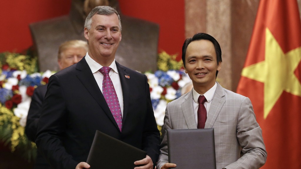 2019年2月，鄭文決（右）與波音行政總統在越南河內總統府舉行簽字儀式後合影。 路透社