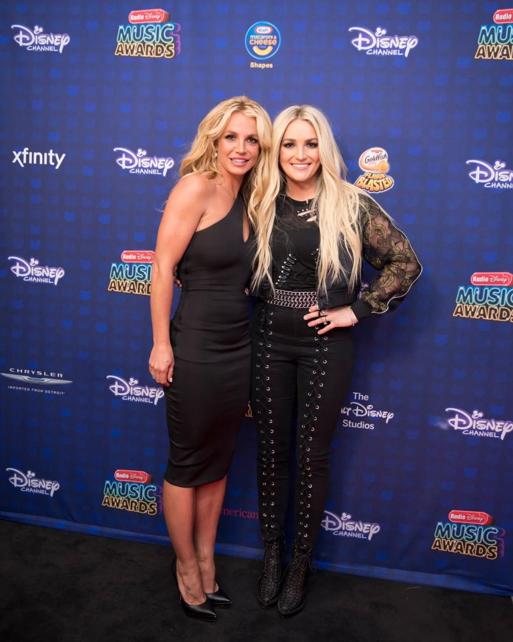 Britney Spears（左）近日對妹妹Jamie Lynn態度軟化，表示很愛妹妹。