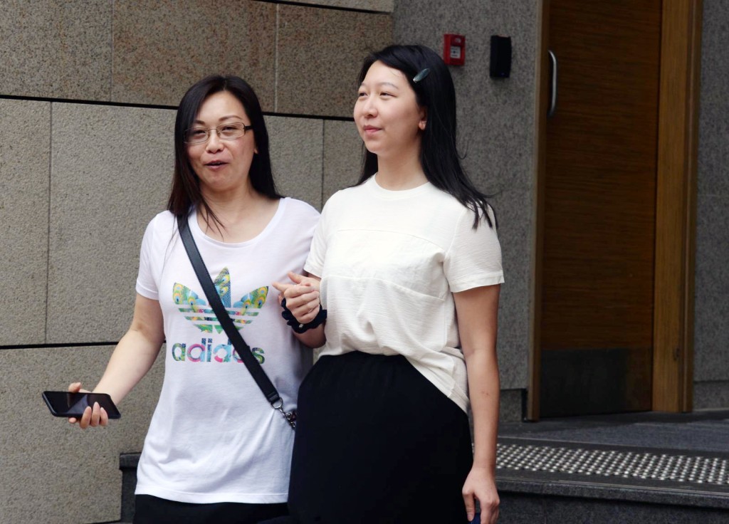 女被告「大丁」鄭芷琪(右)。