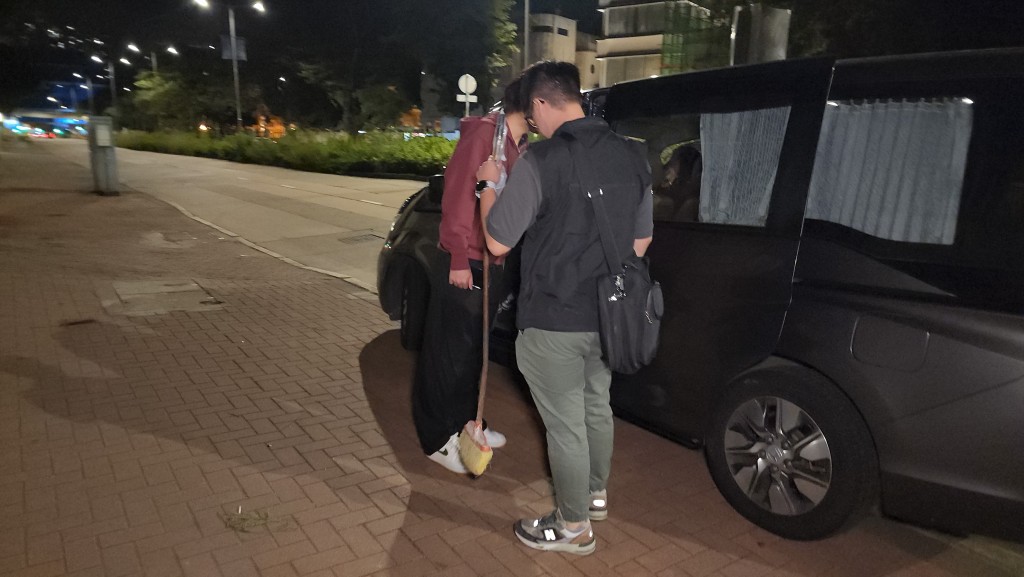 警員檢走掃把調查。黎志偉攝