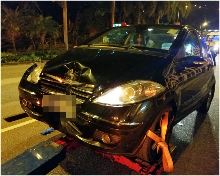 私家車車頭凹陷。