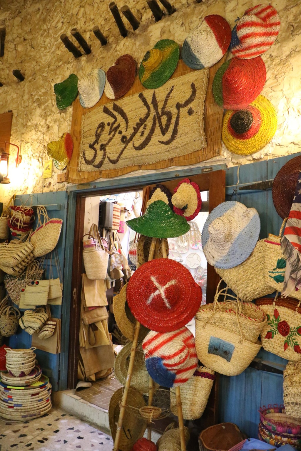 傳統市場內有店舖售賣自家製「國旗」草帽和布袋。