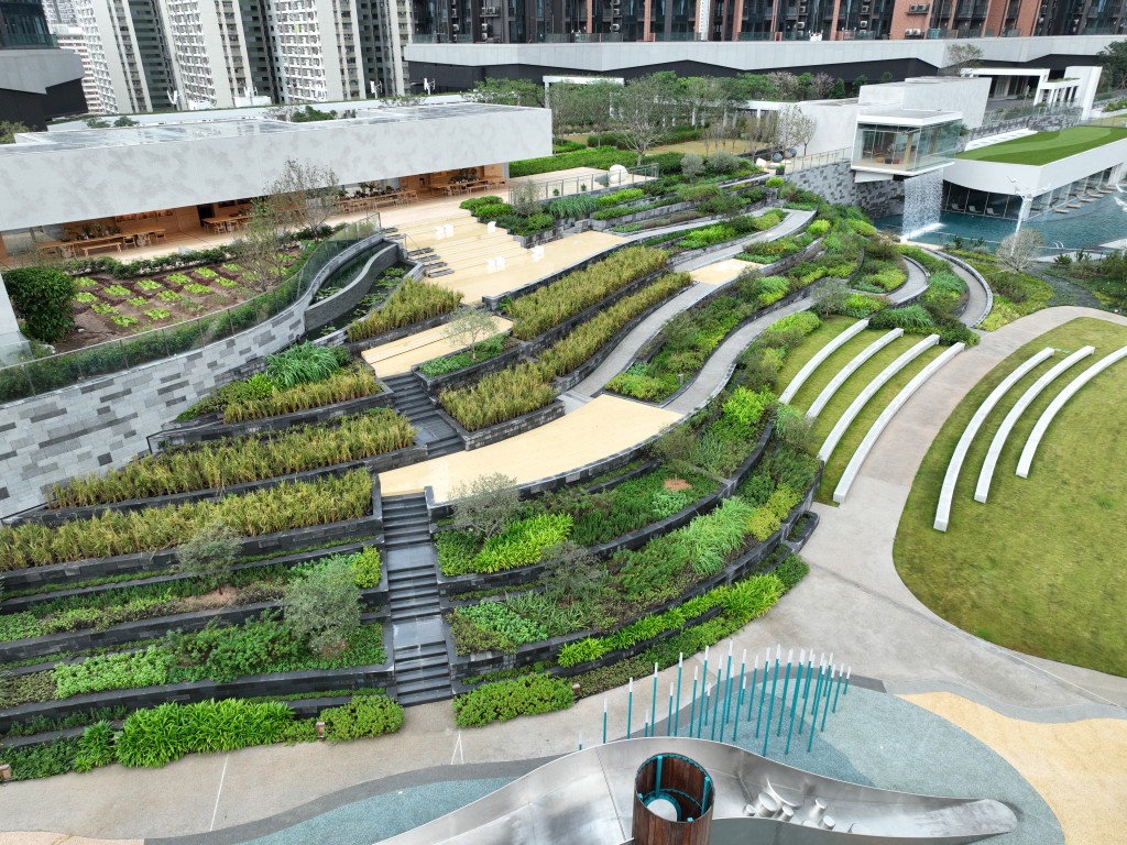 會所引入梯田及親子「魚米共生園」等環保建築,構建都市莊園生活。