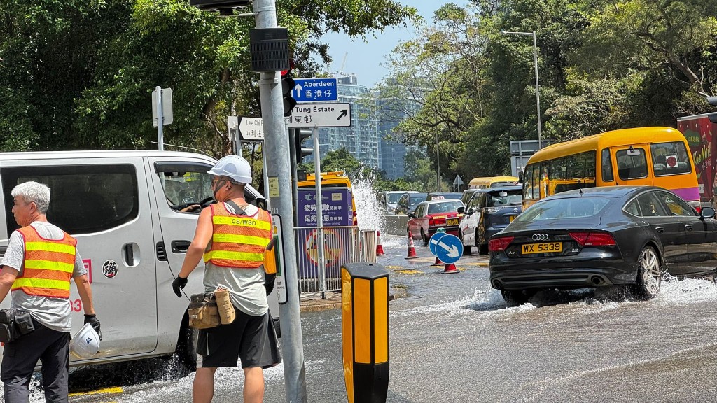 汽車需要涉水而行。FB:林浩瑋 ROY 汽車需要涉水而行。FB:林浩瑋 ROY