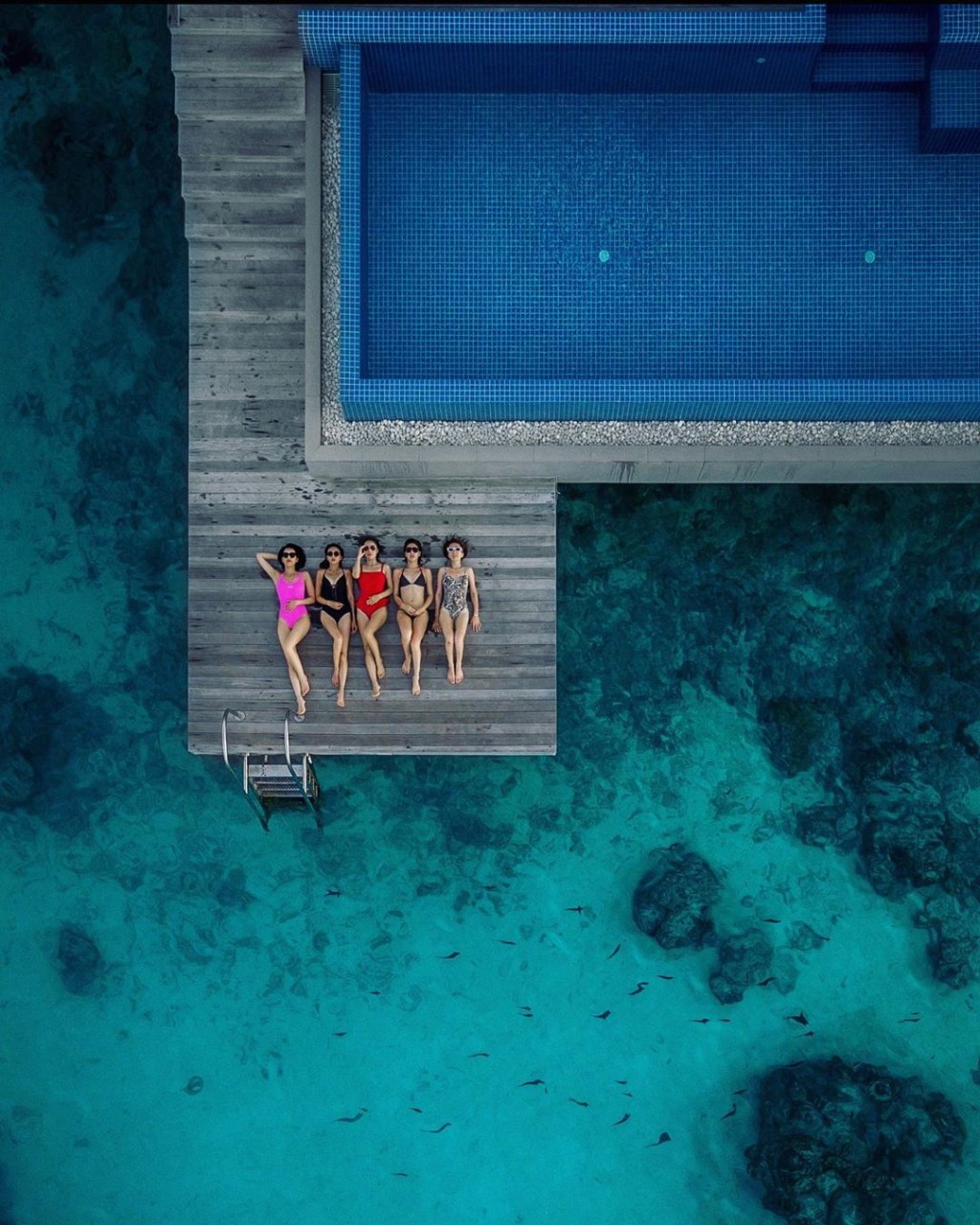 日前五人曾Po過一張高空Top shot泳裝大合照，惜太遠睇唔清！