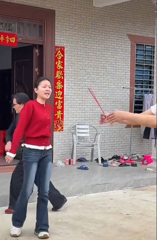 许某蓝被强请上轿的委屈模样令全网心疼。