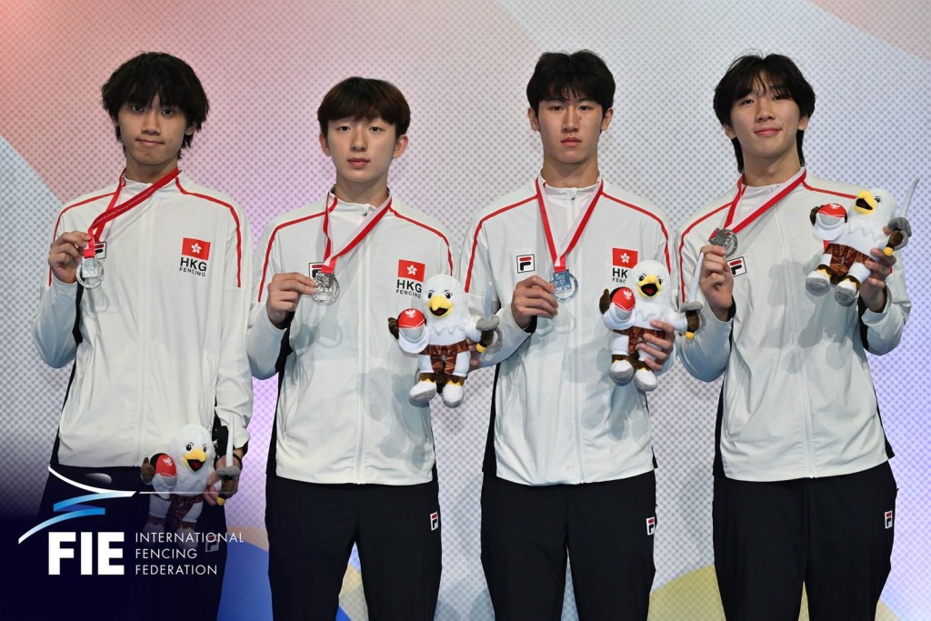 男子重剑团队在今届亚青赛添银。香港剑总图