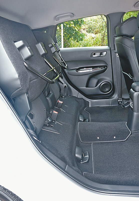 ●後排坐墊可獨立抽起,方便存放高身物件。