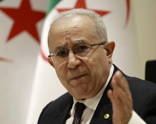 阿爾及利亞外長拉馬姆拉指責摩洛哥長期對阿爾及利亞採取「敵對政策」，宣布斷交。AP圖片