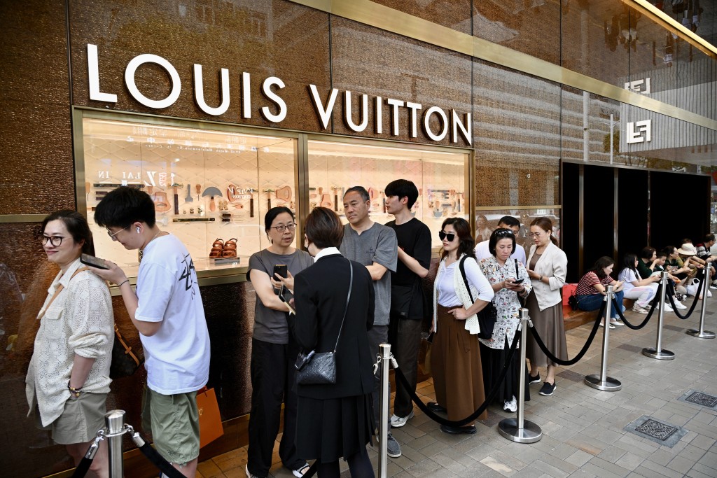 陳宗彝旅客自駕來港購物意欲較高,購物區不再局限於尖沙咀、銅鑼灣等傳統旅遊區。資料圖片 陳宗彝旅客自駕來港購物意欲較高,購物區不再局限於尖沙咀、銅鑼灣等傳統旅遊區。資料圖片