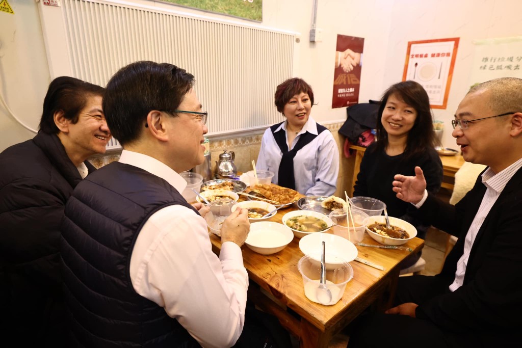 李家超到访外交部前，与驻京办员工共晋早餐。（李家超fb图片）