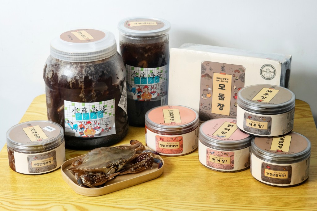 店內另有大量韓國直送的醃製海鮮出售，包括蝦、海鮑魚、三文魚等，選擇豐富。