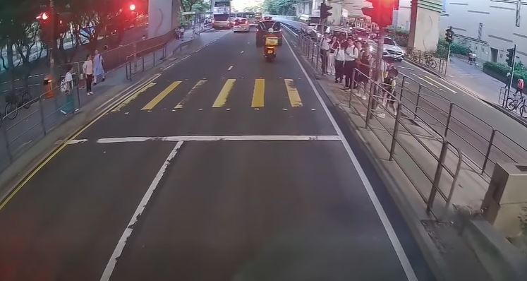 車燈轉為紅燈。fb車cam L（香港群組）Kitty Chau影片截圖