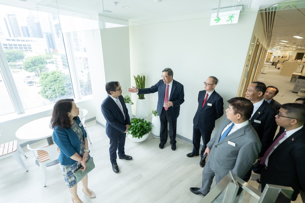 駐港領事參觀立法會。梁君彥FB 駐港領事參觀立法會。梁君彥FB