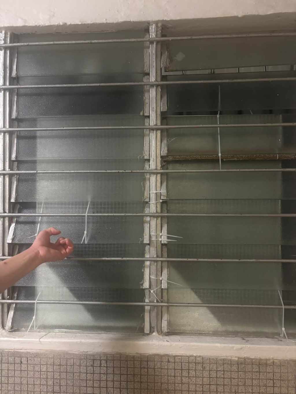 女事主已在氣窗臨時加裝鐵網。 女事主已在氣窗臨時加裝鐵網。