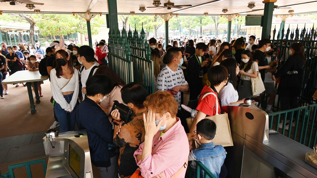 迪士尼樂園重開，大批市民等入場。