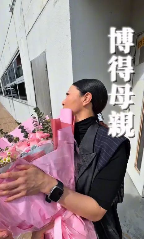 滕麗名又收到周嘉洛送花，慶祝母親節。