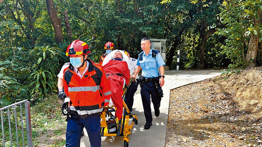 姓蕭男子在將軍澳坑口孟公屋下村行山期間跣腳受傷被困兩天，昨獲救送院。