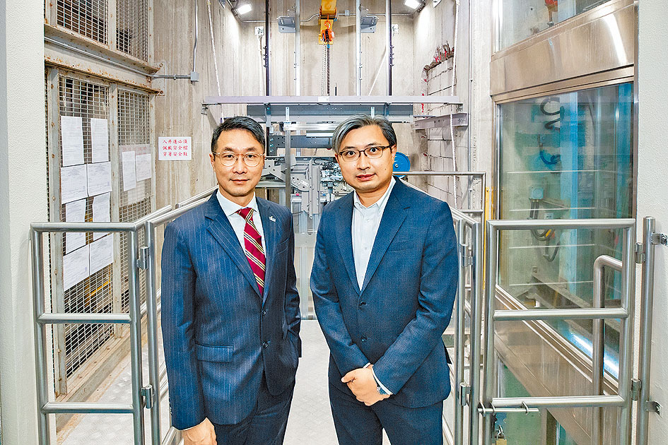 甄鼎君（左）期望，「大師級課程」有助裝備學生專業知識和管理能力。