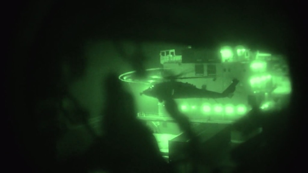 伊朗貨船試圖突破封鎖，遭美軍武力攔截並扣押。X@ U.S. Central Command