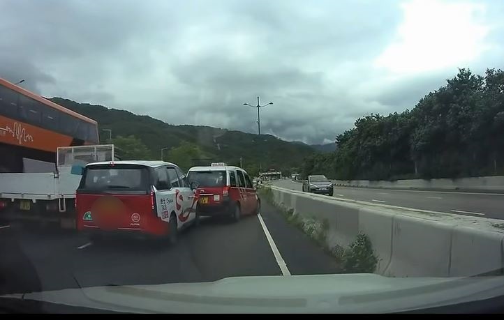 後面的士再衝前撞向前面的士車尾。fb車cam L（香港群組）Raymond Kwong影片截圖