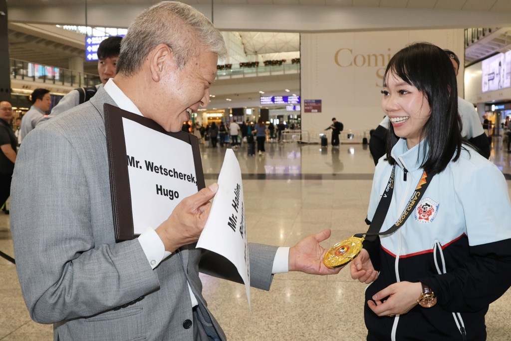 有一位在機場工作的市民，見到劉慕裳戴著世界錦標賽金牌返港，忍不住問Grace可否給他摸摸這塊歷史性金牌。徐嘉華攝