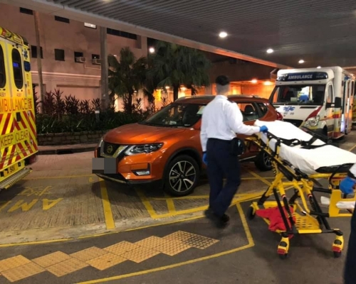 私家車停泊東區醫院急症室門外,阻礙救護車接送病人。fb群組「柴灣人柴灣事」