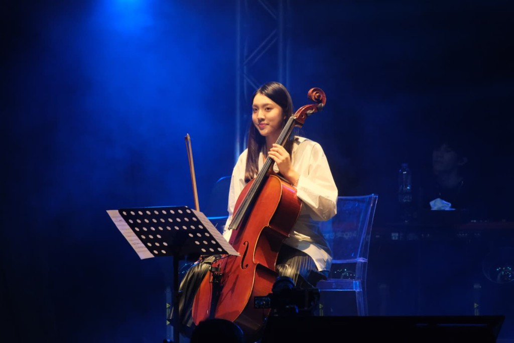 Tamia拉大提琴。 Tamia拉大提琴。