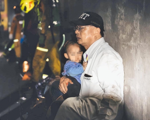 吳坤佶醫生緊抱孩童照片令人動容。圖片：花蓮縣消防局