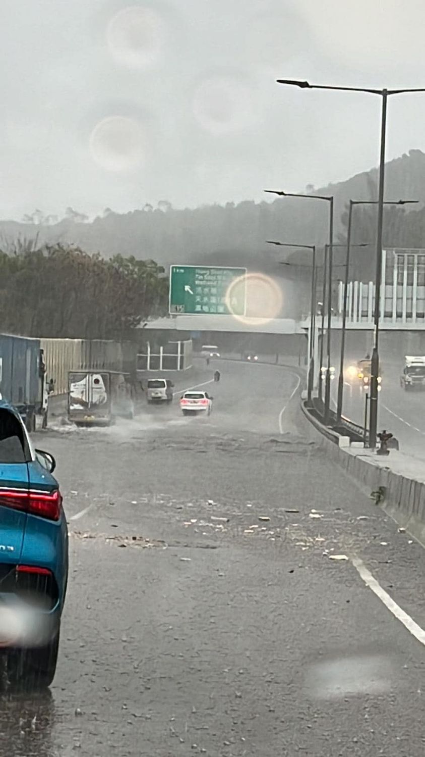 因路面有积水，元朗公路（往上水方向）近丹桂村封路。fb香港突发事故报料区Bosco Chu图片