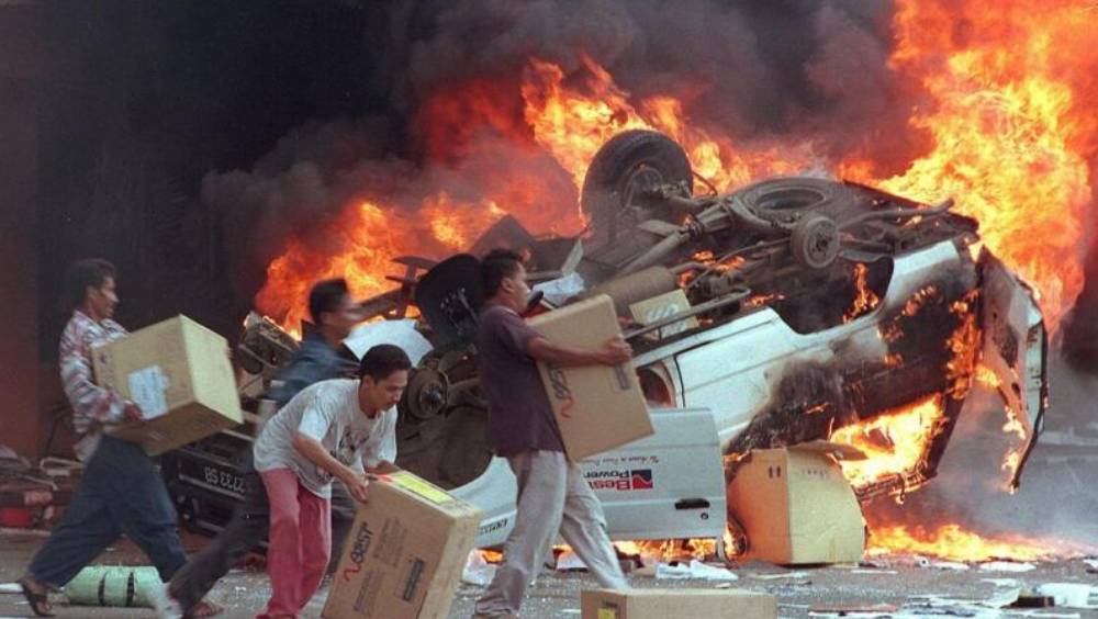 1998年印尼暴民在雅加達焚燒汽車及搶掠華人商舖。 法新社