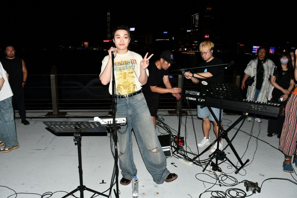 Jer 4年前在尖沙咀Busking,有3、4百人圍觀,這次有上千人。 Jer 4年前在尖沙咀Busking,有3、4百人圍觀,這次有上千人。