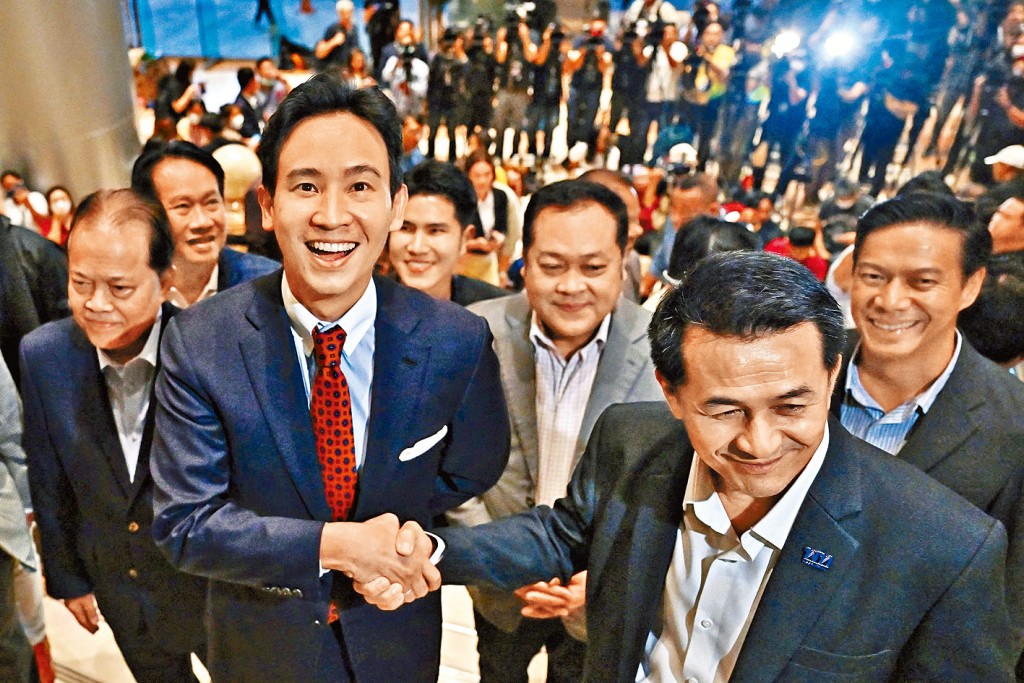 皮塔（左二）周一与八党联盟成员在曼谷开会后，和为泰党党魁春楠握手。